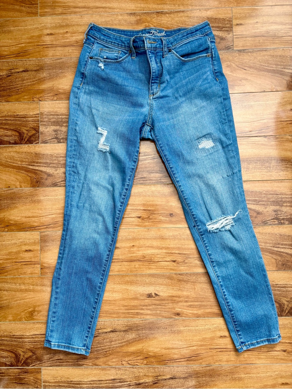 Universal Thread Women's Medium Blue Distressed Jeans